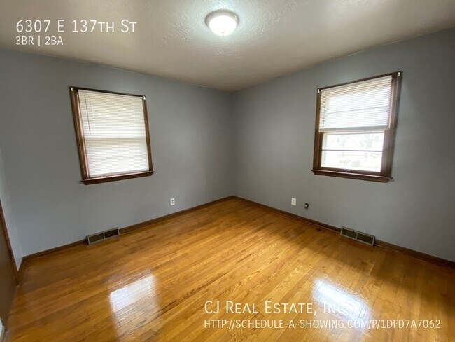 Building Photo - 6307 E 137th St