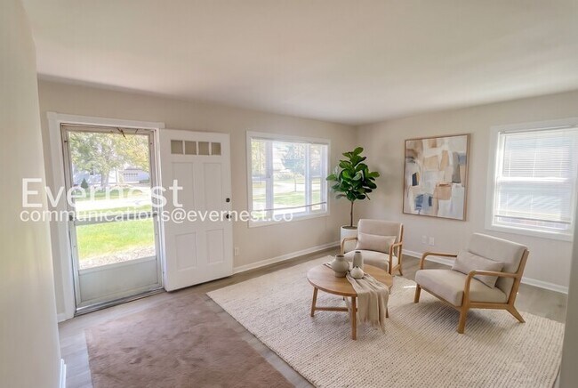 Building Photo - 3-Bedroom Home with Detached Garage / Pet-Friendly / Available Now!