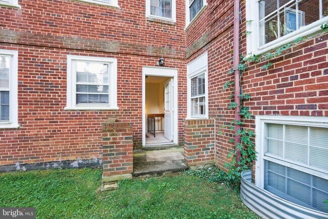 Foto del edificio - 3847 Rodman St NW