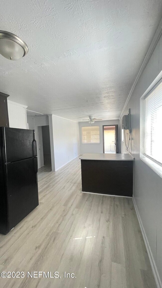 Foto del edificio - 5686 Akra Ave