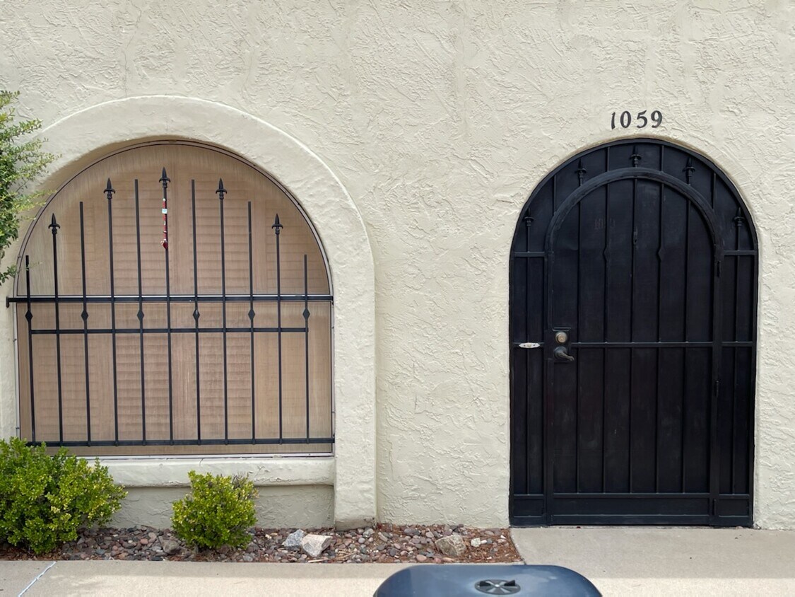 Primary Photo - 1059 S Calle De Las Casitas