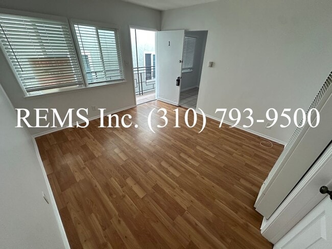 Building Photo - 907 Manhattan Ave