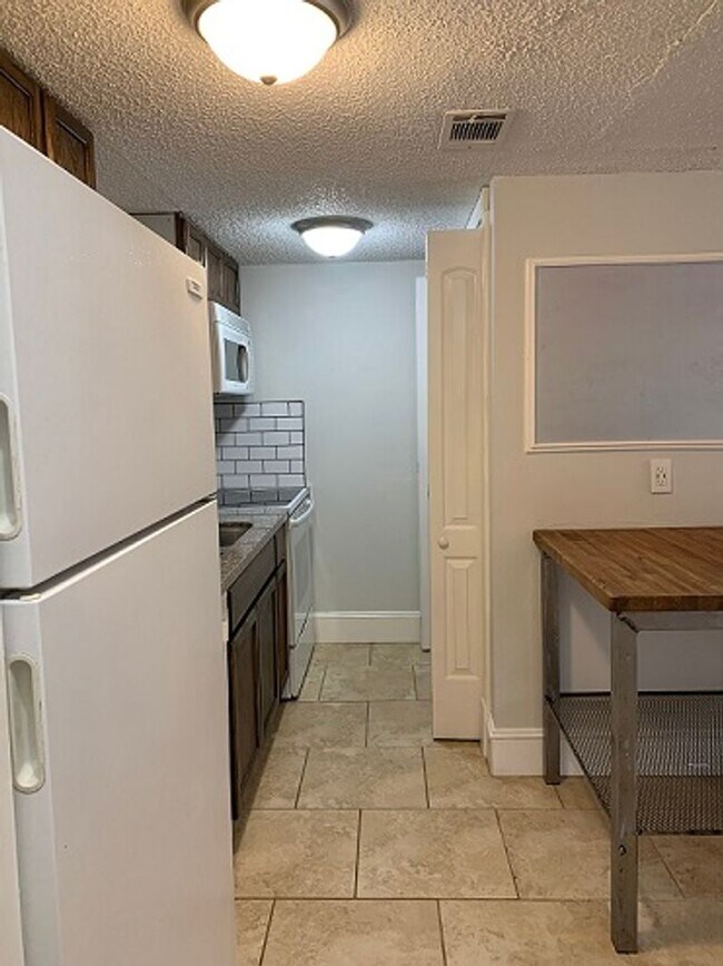 Foto del edificio - 2 bed 2 bath Condo Walking Distance to SFA!
