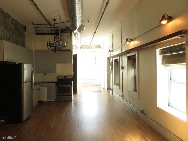 Building Photo - 1093 Putnam Ave
