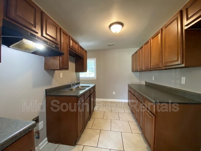 Building Photo - 1016 Restbrook Ave