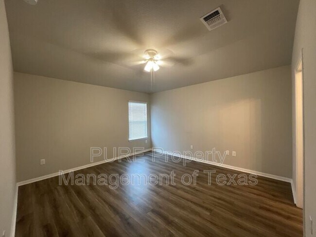 Building Photo - 721 Pinnacle Dr