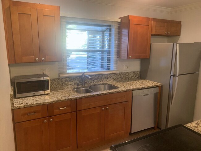 Foto del edificio - AVAILABLE NOW - 3 Bed/1.5 Bath Townhome in...