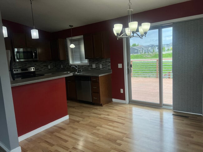 Building Photo - 5211 Castleview Dr NW