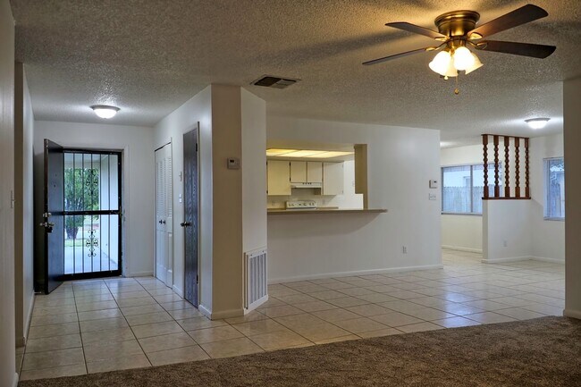 Building Photo - House with separate apartment