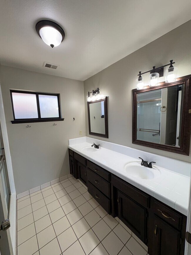 Foto del edificio - SW Visalia Home Available Now!!