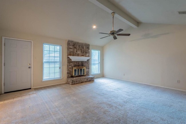 Building Photo - 10822 Fallbrook Dr