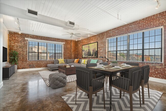 Sala de estar de gran tamaño con techo de 10 pies - RiverLofts @ 460 Tennessee