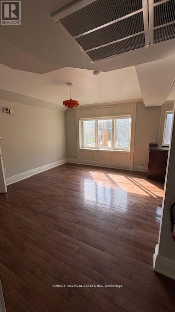 Photo du bâtiment - 216 Heath St W