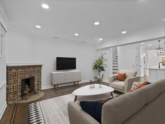 Foto del edificio - Brightwood Park townhouse near Fort Totten...