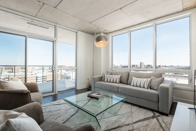 Building Photo - 404 404, QC M5M 2G5