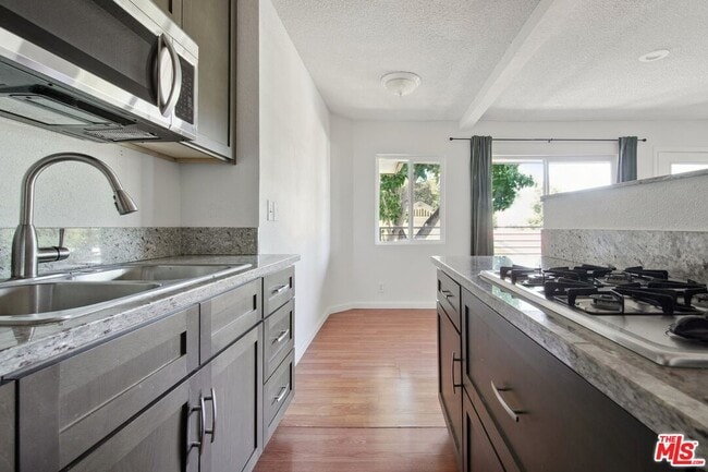 Building Photo - 6612 De Longpre Ave