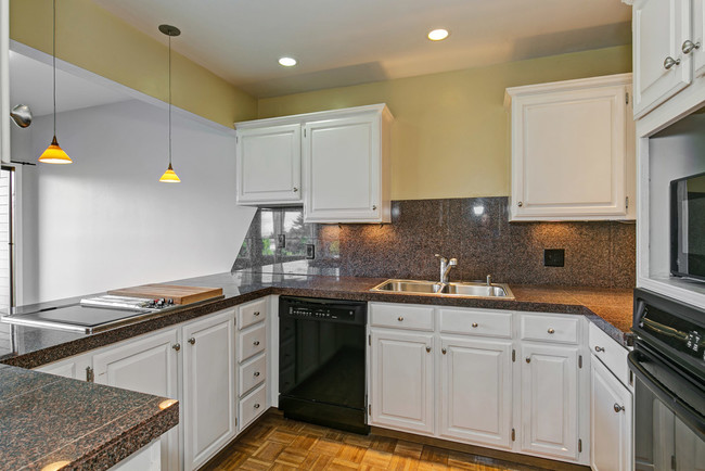 Building Photo - Borealis - 2 bedrooms
