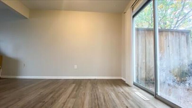 Building Photo - 203 Country Villa Ln