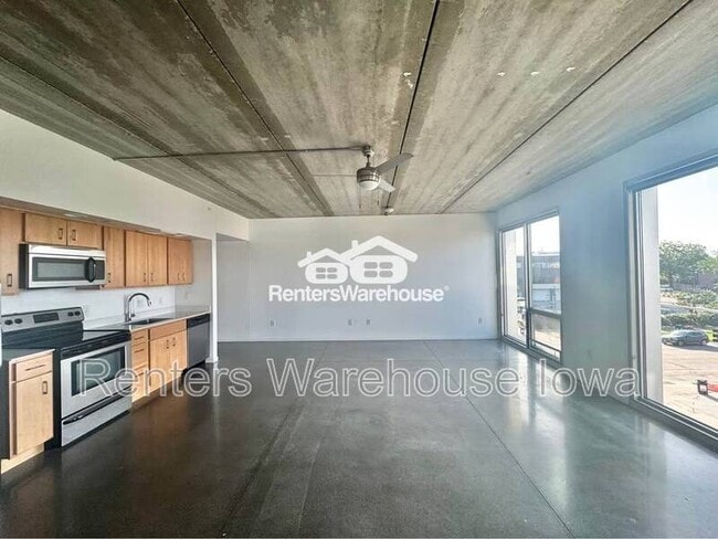 Building Photo - 350 E Locust St