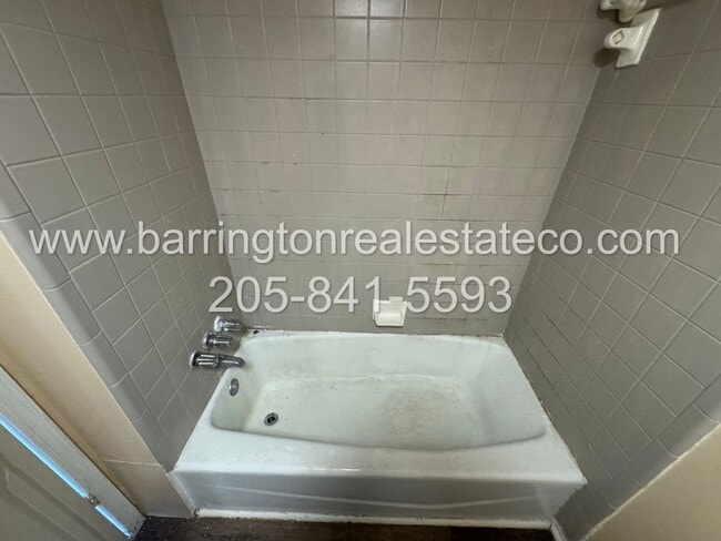 Building Photo - 908 4th Ave W