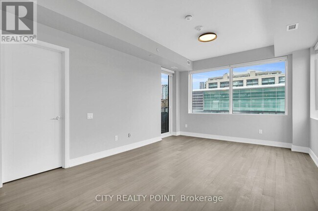 Photo du bâtiment - 664-664 Spadina Ave.
