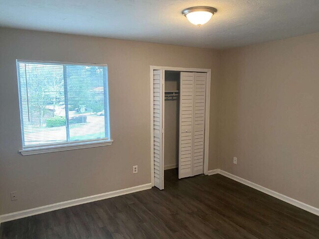 Foto del edificio - Two Bedroom Apartment on Blairstone Road