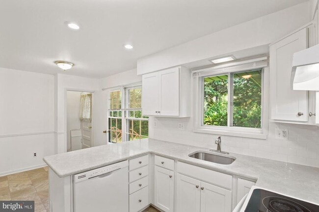 Building Photo - 8803 Tuckerman Ln