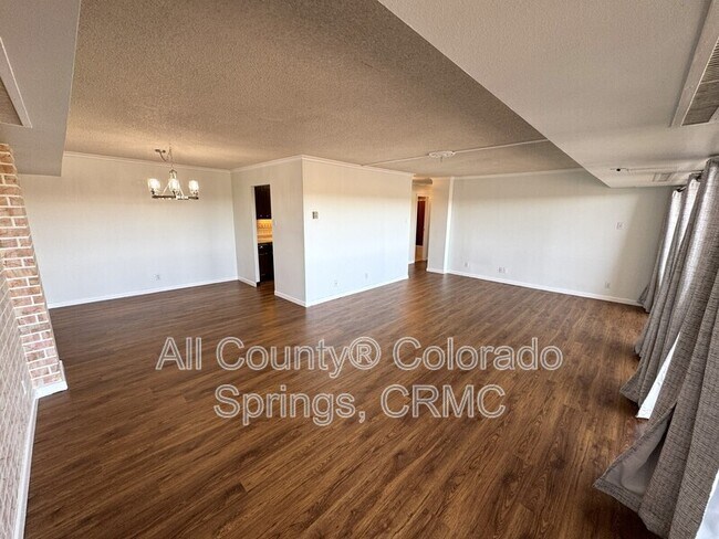 Foto del edificio - 411 Lakewood Cir