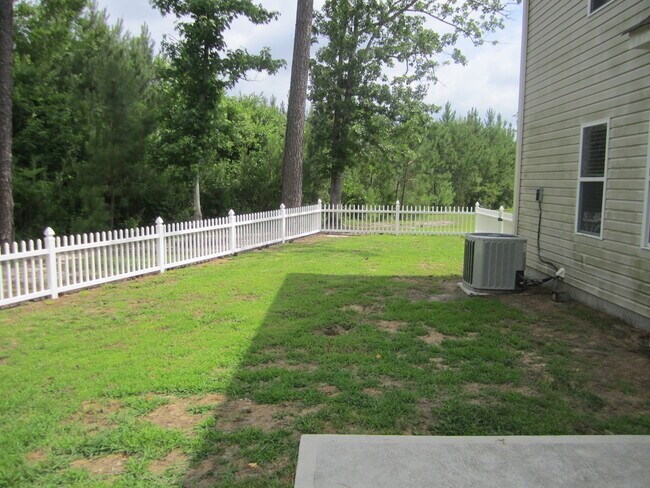 Building Photo - Large family home with fenced back yard in...