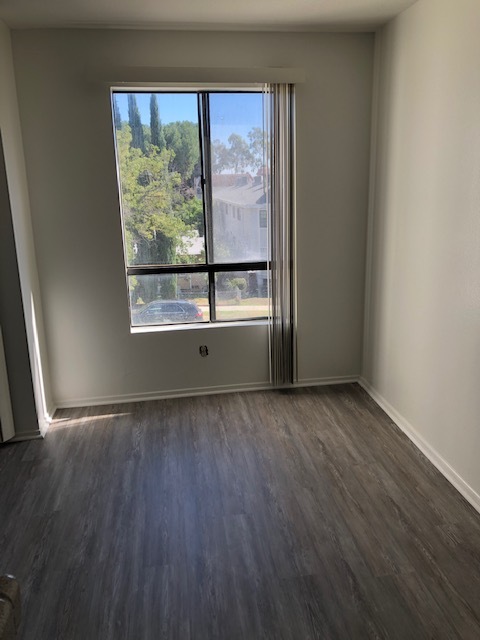 Dining Area - 611 E Angeleno Ave