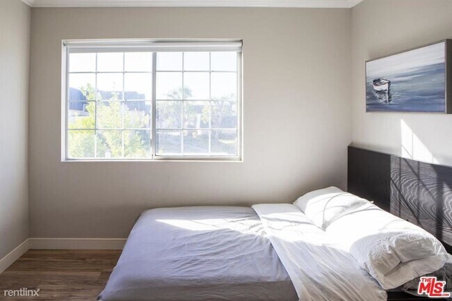 Building Photo - 3 br, 3 bath House - 6501 Vanalden Ave Uni...
