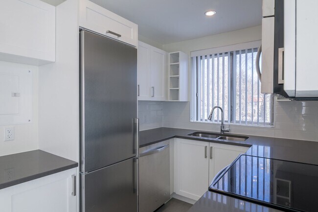 Building Photo - 4555 Av. Bonavista