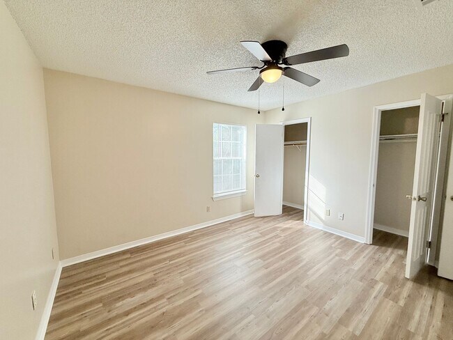 Foto del edificio - Spacious 2-Bedroom Townhome - Fenced Backyard