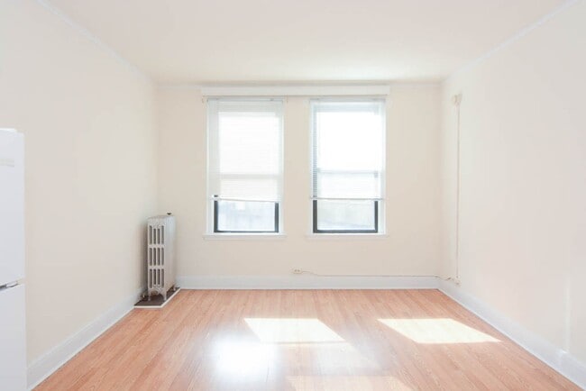 Building Photo - 3335 W Diversey Ave