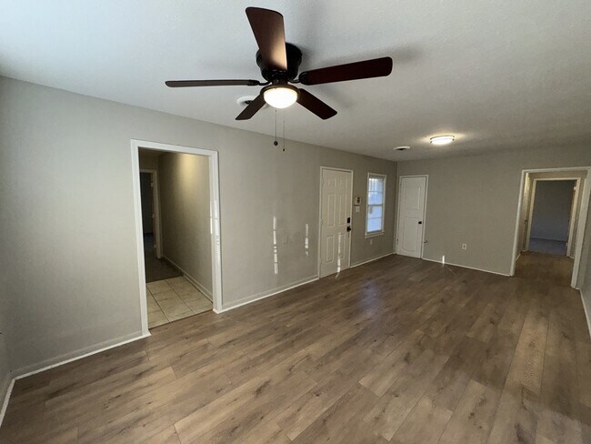 Foto del edificio - 5325 Queen Mary Ln