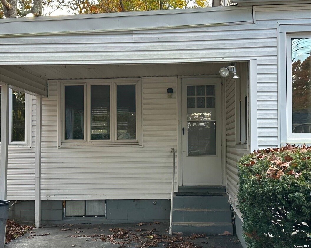 66 Corbin Ave, Shirley, NY 11967 Room for Rent in Shirley, NY