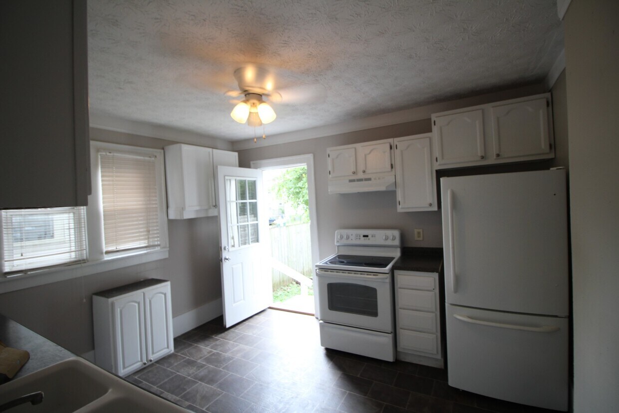 Building Photo - Large 2 bedroom duplex in Weiland Park / Italian Village area