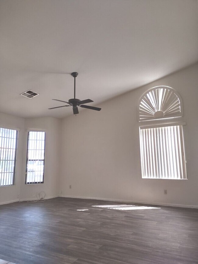 Foto del edificio - BEAUTIFUL 4 BED 2 BATH HOME ON ALMOST 1/4 ...