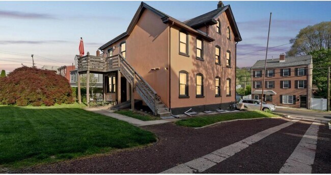 Foto del edificio - 814 E Hector St