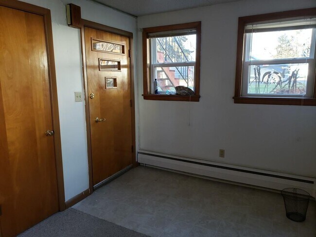 Building Photo - 1609 Hanaford Ave