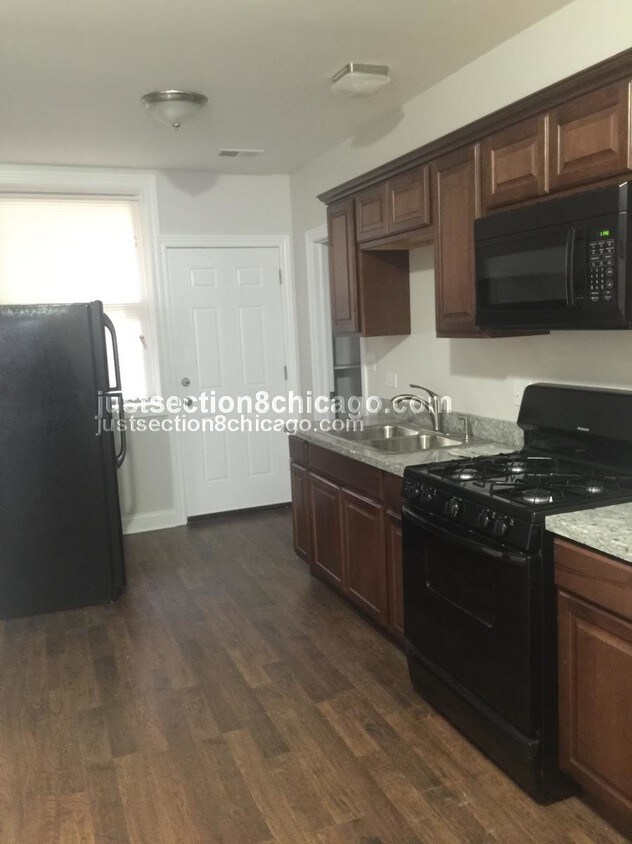 Foto principal - 7800 S Ridgeland Ave