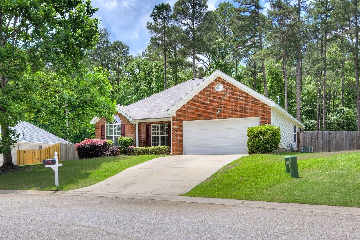 Primary Photo - Beautiful Brick Ranch w/ LARGE Backyard