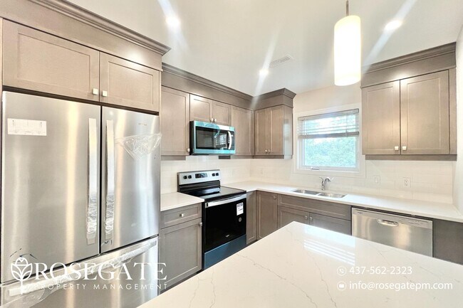 Building Photo - Spacious 3 Bed 2.5 Bath Apartment in Centr...