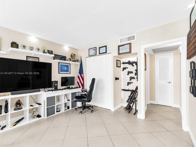 Building Photo - 2030 S Ocean Dr