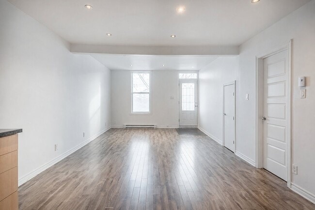 Building Photo - 3333 Rue Wellington
