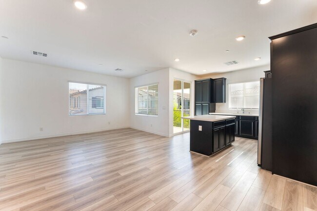 Foto del edificio - Bright Townhome in Gated Community!