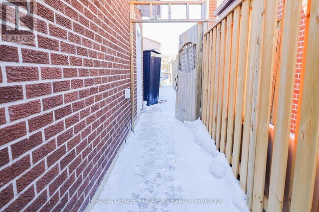 Building Photo - 273 Centre St N