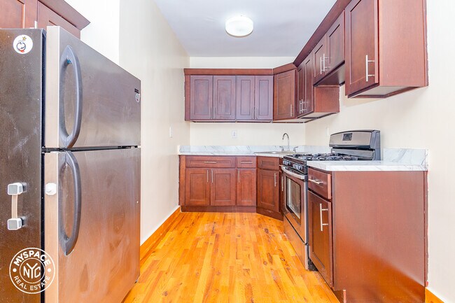 Foto del edificio - 100 E 21st St