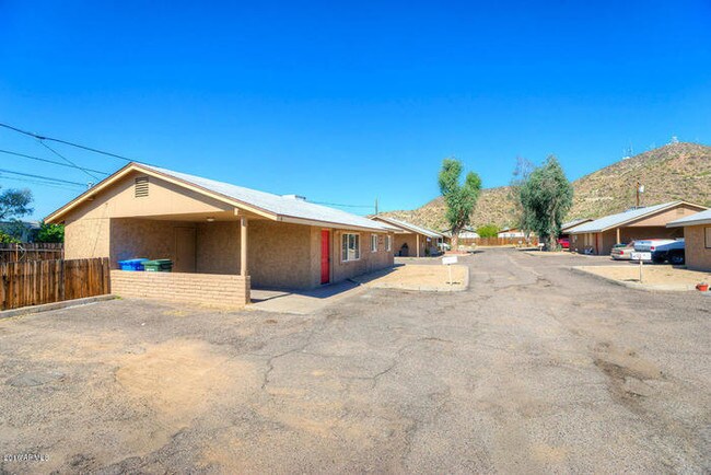 Building Photo - 3 Bed at 15th Ave and Peoria