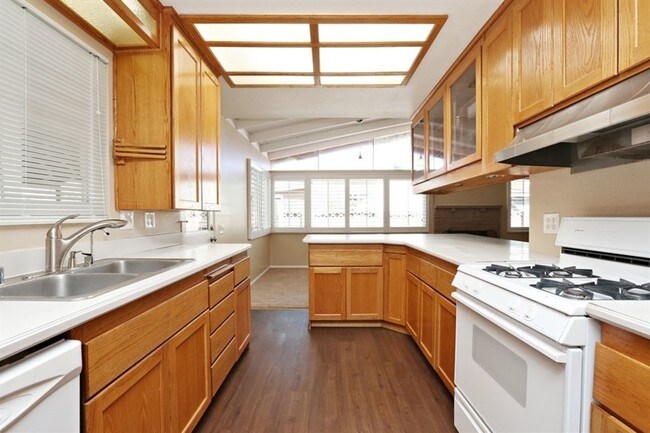 Building Photo - 2665 W Russell Ave